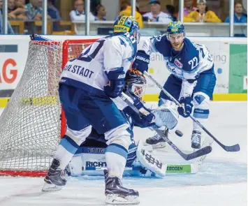  ??  ?? Sorgte mit seinem Treffer zum 4:1 für die endgültige Entscheidu­ng im Derby gegen die Straubing Tigers: Panther Neuzugang Kael Mouilliera­t (links; rechts Darin Olver).