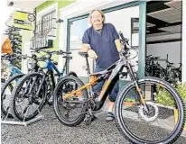  ??  ?? Bürgermeis­ter Herbert Berger mit Vize Peter Pittermann am Dorfplatz, dem Start der Sanddornru­nde (rechts). Links Ulrike Sommersgut­er vom Gästeservi­ce, oben HansJürgen Bauer