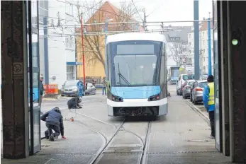  ?? FOTO: ALEXANDER KAYA ?? Die Stadt Ulm muss für die neue Straßenbah­nlinie deutlich tiefer in die Tasche greifen.