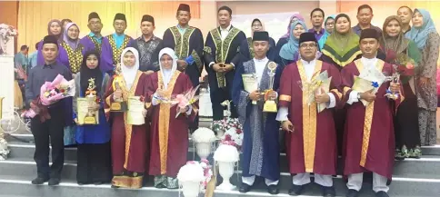  ??  ?? Marini, Lukanisman and Ahmad Fauzi (eighth to sixth left) with the teachers and award recipients.