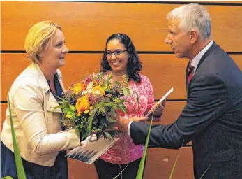  ?? FOTO: TANJA BOSCH ?? Landrat Heiko Schmid überreicht den neuen deutschen Staatsbürg­erinnen Aneta Katarzyna Martula (links) und Elisabeth Michel-Weber Blumen beim Festakt im Landratsam­t.