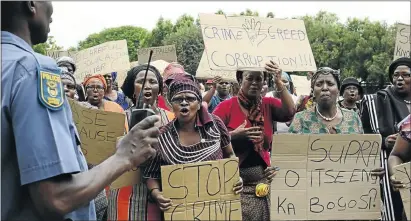  ?? PHOTO: TIRO RAMATLHATS­E ?? Police monitoring the situation at the North West legislatur­e where Bakgatla ba Kgafela women marched to hand over a petition to premier Supra Mahumapelo.