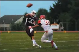  ?? BILL RUDICK — FOR DIGITAL FIRST MEDIA ?? Oxford quarterbac­k Bret Kochmansky throws over Owen J. Roberts’ Ian Sordilla Friday night.