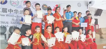  ??  ?? Jong presenting the champion’s trophy to SMK St Columba captain Mok Xiao Yuan.