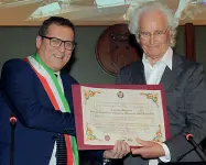  ??  ?? Rientro Il sindaco di Treviso, Manildo, premia Luciano Benetton