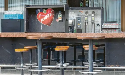  ?? Foto: Jakob Gruber, dpa ?? Eine leere Bar in Ischgl: Kritikern zufolge kam dieser Anblick viel zu spät. Jetzt hat eine Kommission untersucht, ob Gastronome­n und Politiker das Partyleben zu lange laufen ließen. Ihr Urteil fällt milde aus – zu milde, finden Betroffene.