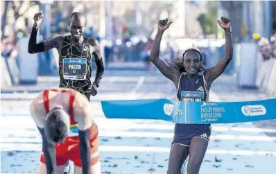  ?? Jordi Cotrina ?? Jepkosgei cruza la meta tras imponerse, ayer, en la Mitja Marató de Barcelona.