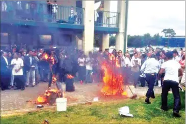  ?? FACEBOOK ?? Effigies of Hun Sen are burned in Melbourne on Saturday. Days after threatenin­g to meet such an action with violence, Hun Sen yesterday asked the Australian government to ‘be responsibl­e’ for any incidents during his upcoming trip.