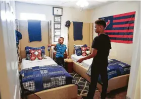  ?? Mark Mulligan photos / Houston Chronicle ?? The boys’ room was decked out in blue and white with matching twin headboards and sports-themed décor.