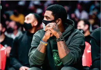  ?? ?? NECEDAD. Kyrie Irving no se quiere vacunar, y el estado de Nueva York no le permite jugar de local con los Nets, por lo que la franquicia de Brooklyn ya busca un cambio con otro equipo para que no pierdan a un titular durante 41 partidos disputados como locales.wvw