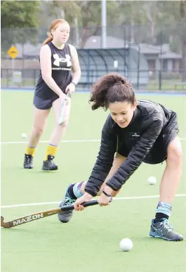  ??  ?? Marisah Mock preparing to slap hit while Eve Thorpe watches on.