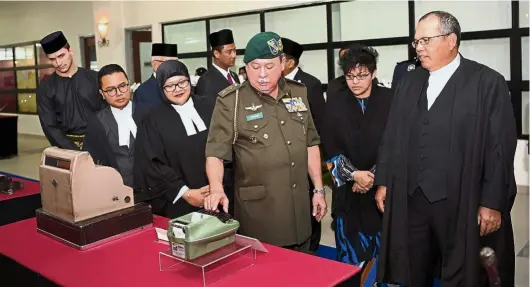  ?? — Bernama ?? Sultan Ibrahim visiting an exhibition gallery after launching the Muar Court Complex on Jan 18 this year. With him are Chief Justice of Malaysia Tun Md Raus Sharif (right) and Minister in the Prime Minister’s Department Datuk Seri Azalina Othman Said...