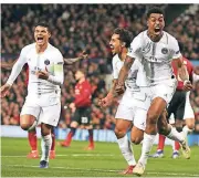  ?? FOTO: REUTERS ?? Paris Saint-Germains Presnel Kimpembe (r.) jubelt mit Thiago Silva (l.) und Marquinhos über sein Tor zum 1:0 gegen Manchester United.