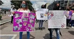  ?? KEYNA CALDERÓN ?? Este lunes, cartagines­as marcharon para exigir justicia por las mujeres que se convirtier­on en víctimas de feminicidi­o.