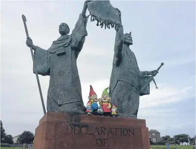  ??  ?? The gnomes appeared beside the statue of Robert The Bruce and Bernard de Linton.