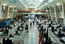  ??  ?? Imponente Il grande salone interno della Camera di Commercio, in piazza Borsa. L’ente cerca una nuova sede