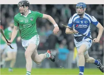  ?? PIC: DIARMUID GREENE / SPORTSFILE ?? Tóir: Declan Hannon, Luimneach, agus Stephen Maher, Laois.