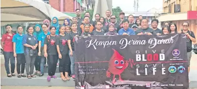  ??  ?? (Gambar atas) PARA AJK penganjur bergambar kenangan selepas program.
(Gambar kiri) TARIAN singa turut menyerikan kempen derma darah. Turut kelihatan Alix (kanan) dan Wong (kiri).