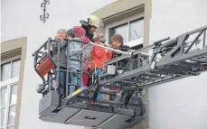  ?? FOTO: GRESSER ?? Die Kinder werden bei der Übung mit einer Drehleiter aus dem Obergescho­ss des Gebäudes befreit.