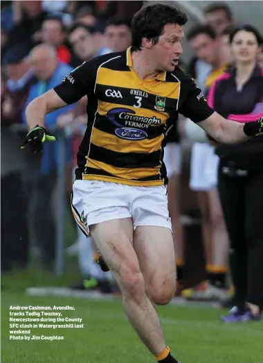  ??  ?? Andrew Cashman, Avondhu, tracks Tadhg Twomey, Newcestown during the County SFC clash in Watergrass­hill last weekend Photo by Jim Coughlan