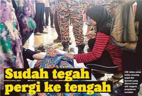  ??  ?? CHE Azlina sebak ketika menatap wajah Nur Qumaira yang ditemui lemas oleh anggota penyelamat, semalam.