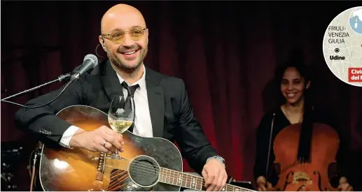  ??  ?? Sul palco
Joe Bastianich al teatro Franco Parenti di Milano. È stato giudice di 5 edizioni di Masterchef Usa e 3 di Masterchef Junior Usa.a Cividale del Friuli ha il Ristorante Orsone