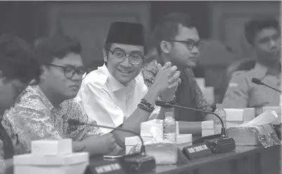  ?? HANUNG/JAWA POS ?? INGIN TAHU: Aryo Seno Bagaskoro saat menyampaik­an pendapatny­a di ruang rapat paripurna kemarin. Foto bawah, suasana pertemuan pelajar dengan anggota dewan berlangsun­g akrab. Para siswa juga diajak berkelilin­g ke ruang komisi, fraksi, dan ruang-ruang...