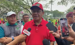  ?? ?? Dr Abdul Rahman speaks to reporters. On his right is Kuching North Datuk Bandar Hilmy Othman.