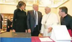  ?? |AP ?? Bergoglio le obsequió a Trump una copia autografia­da de su más reciente mensaje con motivo de la Jornada Mundial de la Paz.