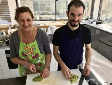  ??  ?? La cuisine à domicile : pas si fou en compagnie de Rémi Boitrand, alias Chef déglingué !