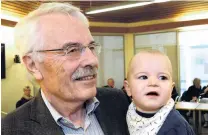  ?? PHOTO: LINDA ROBERTSON. ?? Childfrien­dly . . . Paediatric­ian Roland Broadbent holds his grandson Harry Broadbent (1) of Dunedin at a function to mark his retirement after 40 years.