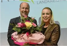  ?? ?? Mit einem Blumenstra­uß verabschie­dete Landrat Martin Sailer die Sportbeauf­tragte Barbara Wengenmayr.