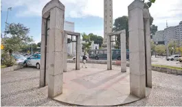  ??  ?? Monumento a Noel, na entrada do Boulevard 28 de Setembro, está vazio desde 2019