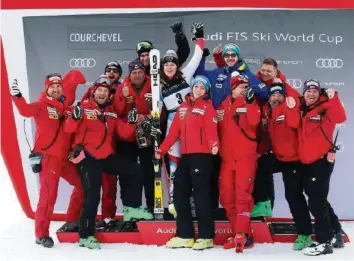  ?? GETTY ?? Freude über den Podestplat­z: Wendy Holdener feiert den 3. Platz im Riesenslal­om mit ihrem Team.