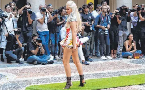  ?? FOTOS: DPA ?? Jetzt gilt’s: Anna Hiltrop steht vor Zuschauern und Fotografen der Mailänder Modewoche auf dem Laufsteg.