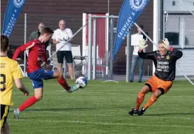  ?? Bild: JARI VÄLITALO ?? TIDIGT MÅL. Tvååkers Adam Lindgren slår in 1–0 bakom Astrios målvakt Staffan Winberg redan efter tre minuter i Dm-finalen. Till slut blev det 3–0.