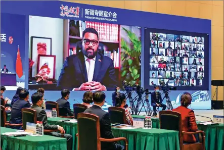  ?? LIU XIN / CHINA NEWS SERVICE ?? Tongan Parliament Speaker Lord Fakafanua (left on screen) speaks via video link at the “Stories of CPC” Thematic Briefing on Xinjiang co-hosted by the Internatio­nal Department of the Communist Party of China Central Committee and the CPC Xinjiang Uygur Autonomous Regional Committee in Urumqi on Monday.