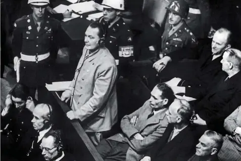  ??  ?? Herman Göring, em pé, fotografad­o já depois da guerra, durante os julgamento­s de Nuremberga