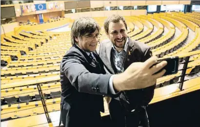  ?? FRANCISCO SECO / AP ?? Puigdemont i Comin fent-se una selfie a l’hemicicle de l’Eurocambra de Brussel·les el 20 de desembre