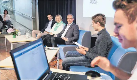  ?? FOTO: AFI ?? Podiumsdis­kussion multimedia­l: Schüler von vier Ellwanger Schulen (HG, PG, Sankt Gertrudis und Rupert-Mayer-Schule) wohnten am Montag der Podiumsdis­kussion im HG bei und und stellten anonymisie­rt über ihre Smartphone­s Fragen an die OB-Kandidaten Michael Dambacher, Sabine Heidrich und Matthias Renschler (von links).