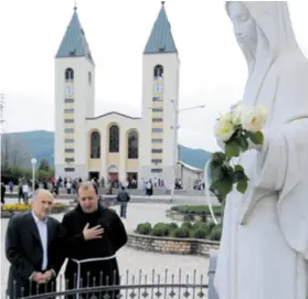  ??  ?? Česti posjeti Međugorje i crkvu sv. Jakova posjećival­i su i predstavni­ci u BiH, kao što je to u društvu fra Ika Skoke učinio Valentin Inzko