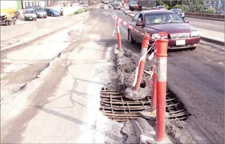  ??  ?? Exposed steel rods at the base of Apapa Bridge, Lagos