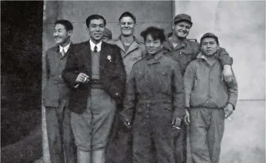  ??  ?? MALCOLM ENJOYS a rickshaw tour of Kobe. Malcom’s co-worker, in dark jacket at right, invited him to his home. Malcolm is in the back row, center.