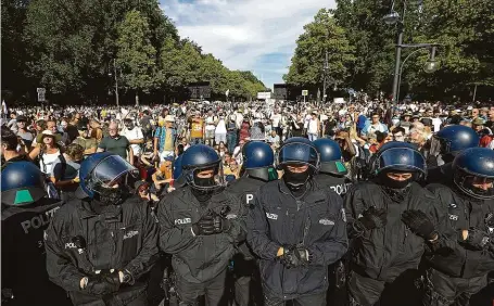  ?? FOTO PROFIMEDIA ?? Máme toho dost! Protestují­cí v Berlíně proti opatřením v souvislost­i s šířením koronaviru se po poklidné demonstrac­i střetli s policií.