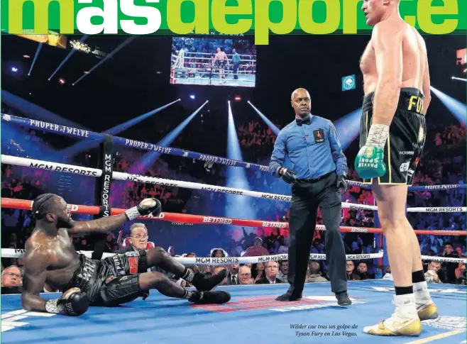  ??  ?? Wilder cae tras un golpe de Tyson Fury en Las Vegas.