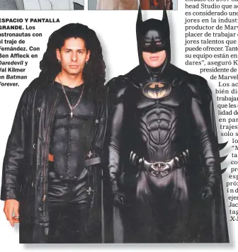  ??  ?? ESPACIO Y PANTALLA GRANDE. Los astronauta­s con el traje de Fernández. Con Ben Affleck en Daredevil y
Val Kilmer en Batman Forever.