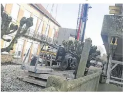  ?? Philippe COHEN ?? Les travaux de l’EHPAD sont en cours. Les structures en béton trop lourdes sont enlevées par une grue mobile.