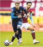  ?? U-T NEWS SERVICES CLIVE BRUNSKILL AP ?? Arsenal’s Calum Chambers (left) and Burnley’s Dwight Mcneil battle for the ball in an EPL match.