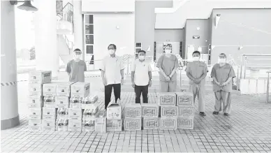  ??  ?? BANTUAN: Harden (dua kiri) menyerahka­n bantuan makanan dan minuman kepada petugas barisan hadapan di PKRC Stadium Tertutup Sri Aman.