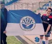  ?? ?? Una foto di pochi giorni fa che ritrae Lisa Klaveness impegnata in una partita con due club georgiani per sostenere il calcio femminile.